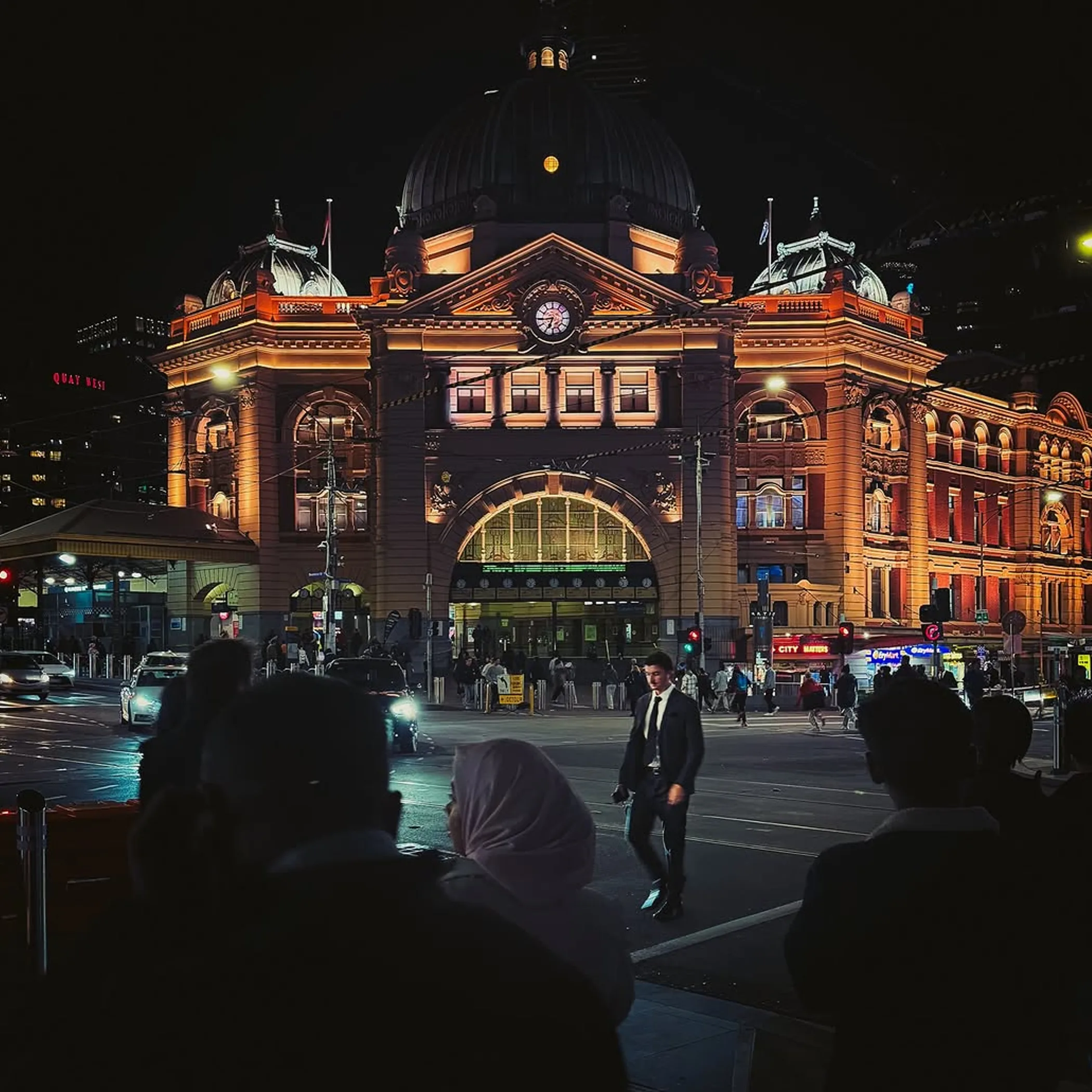 melbourne flinders street station night view